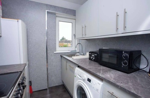 Glasgow Apartment | 3 Bed Cottage Flat with Parking