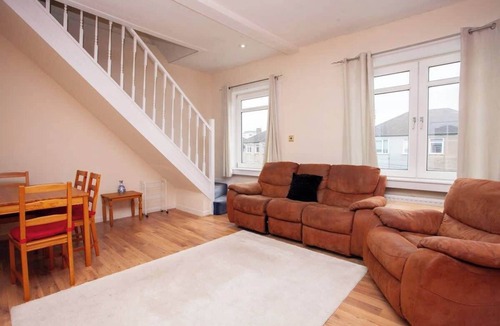 Glasgow Apartment | 3 Bed Cottage Flat with Parking
