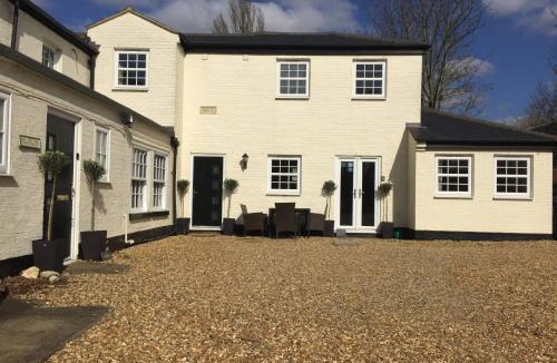 St Neots House | 3-Bed Cottage with 3 En-Suite Shower Rooms near St Neots