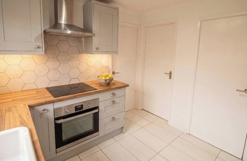 Warmsworth House | 3 Bed Detached - 3 Bathrooms - Parking - Quiet
