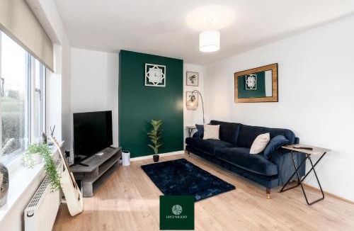 Bramcote House | 3 Bed House with King Size bed near Uni and QMC