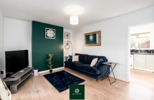 Bramcote House | 3 Bed House with King Size bed near Uni and QMC