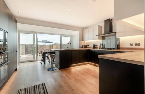 Rustington Cottage | 3 Bed in Rustington (oc-p45430)