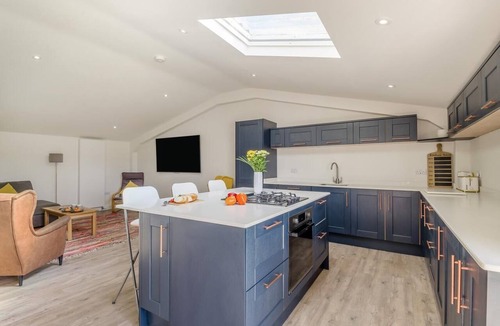 Mangotsfield Apartment | 3 Bed in Winchcombe (oc-b39503)