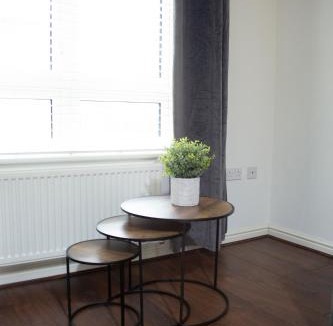 Ashford Apartment | 3 bed spacious home for construction workers and families with parking spaces 2 and half bathroom& ensuite Free wifi
