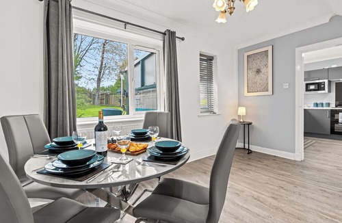 Belthorn House | 3 Bedroom Home Garden View Parking Fast WIFI