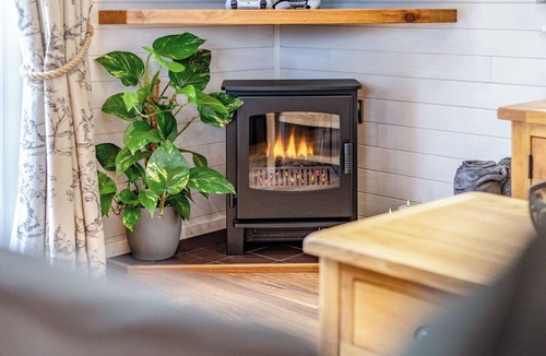 Willington Cottage | 3 bedroom accommodation in Mercia Marina, Willington