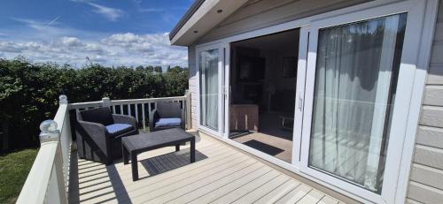 Clacton-on-Sea Apartment | 3 Bedroom caravan St osyth beach holiday park with free WiFi and parking