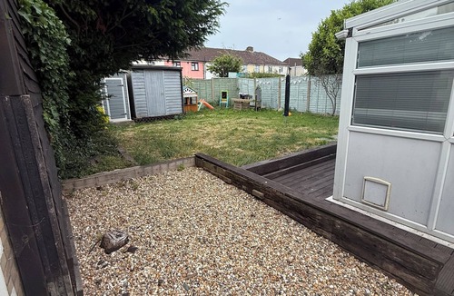 Brampton House | 3 bedroom spacious home Parking and WiFi sleeps 5