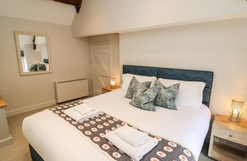 Burford Cottage | 3 GEORGE YARD, character holiday cottage, with open fire in Burford