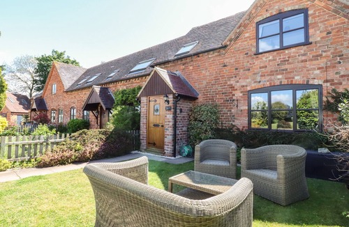 Pershore Cottage | 3 MOUNT PLEASANT, pet friendly, with a garden in Pershore