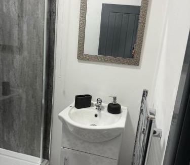 Thatto Heath House | 3BR Accommodation in St Helens - Sleeps 6