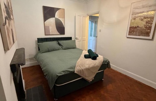 Rednal House | 3BR Sleeps 8 - ExCeL London & City Airport Access