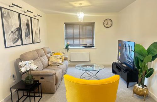 Wolverhampton House | 4 Bed House - Sleeps 7 - Pets - Parking - Wifi