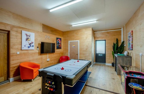 Acton House | 4 Bed in Acton oc-k40259