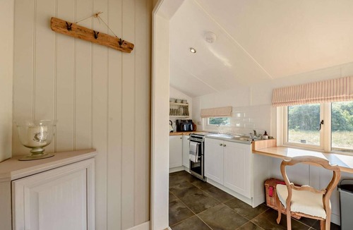 Llansteffan Ski Chalet | 4 Bed in Llansteffan (oc-e27710)
