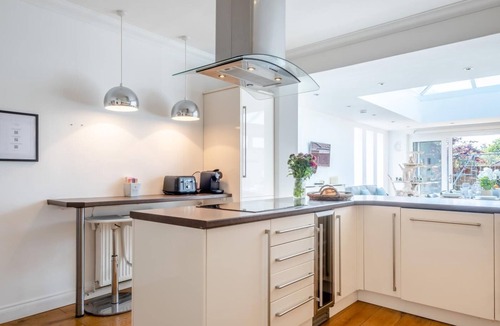 Sandown Cottage | 4 Bed in Sandown (oc-n29743)