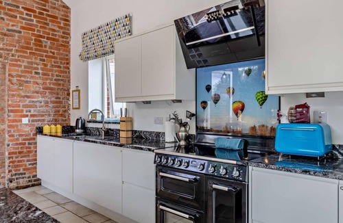 Sugnall Cottage | 4 Bed in Slindon (oc-t29883)