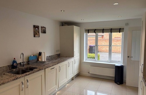 Edwalton House | 4 Bed Modern Spacious House | Parking x3 | EV Charger
