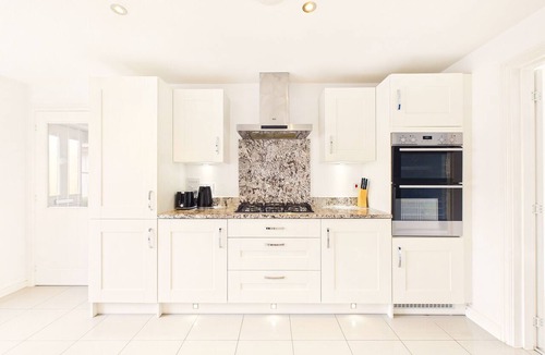 Edwalton House | 4 Bed Modern Spacious House | Parking x3 | EV Charger