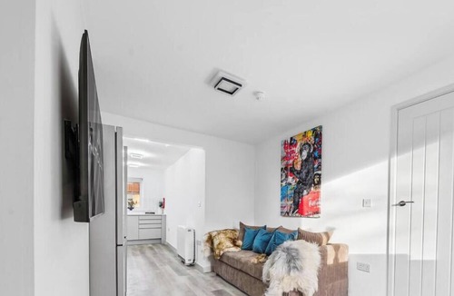 Bristol Apartment | 4|Modern & Cozy 1BD Private Room on Church Road