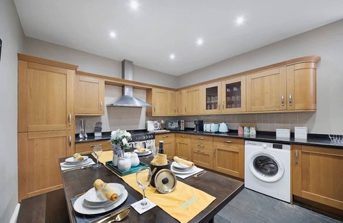 Gloucester House | 4BD 3Bath 2Car Drive Garden Games room Nr Hospital