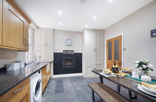 Gloucester House | 4BD 3Bath 2Car Drive Garden Games room Nr Hospital