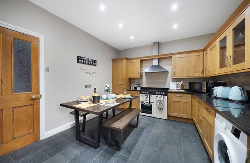 Gloucester House | 4BD 3Bath 2Car Drive Garden Games room Nr Hospital