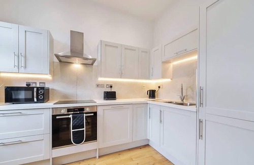 Windsor House | 4Bed/3Bath Retreat Steps from Windsor Castle