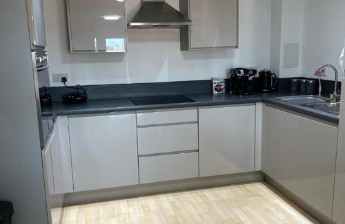 Basingstoke Apartment | 4Beds 2Bath Lift Refurbished MONTHLY DISCOUNTS!