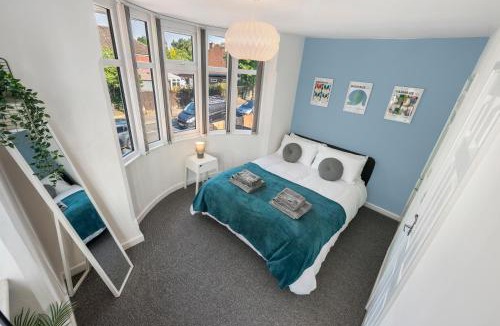 Tatenhill Apartment | 4BR 3 bath Spacious apartment, Sleeps upto 8 free parking
