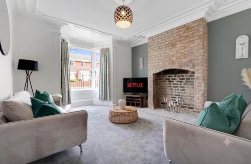 Westoe House | 4BR South Shields Stay Sleeps 8 by Stay With Us