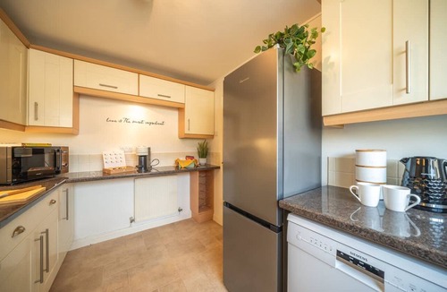 Cirencester House | 5 BD 3 bath 3 Car Drive Large Garden Pet Friendly