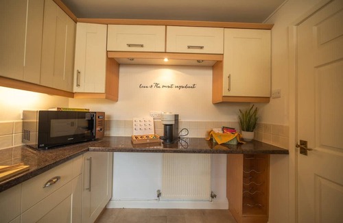 Cirencester House | 5 BD 3 bath 3 Car Drive Large Garden Pet Friendly