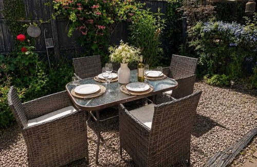 Spilsby Cottage | 5 Bed in Hundleby (oc-o44769)