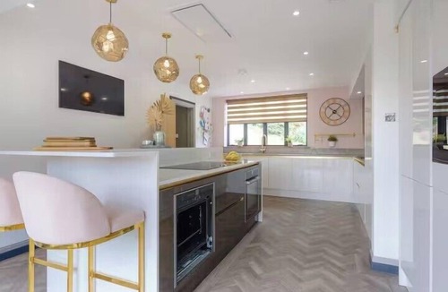 Devizes House | 5 Bed Lake House - Sleeps 10 - Nature Reserve