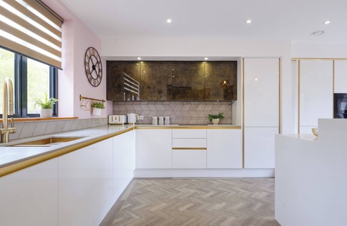 Devizes House | 5 Bed Lake House - Sleeps 10 - Nature Reserve