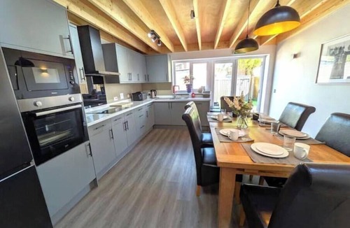 Northampton House | 5-Bed Spacious Home | Parking, Garden & Fast WiFi | 10 Sleeps
