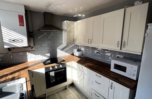 Blacon House | 5 Minute Walk From Chester City Centre. Spacious House Sleeps up to 7