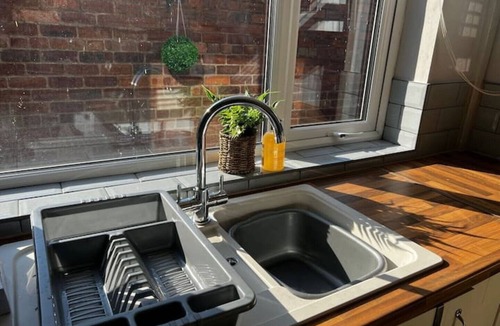 Blacon House | 5 Minute Walk From Chester City Centre. Spacious House Sleeps up to 7