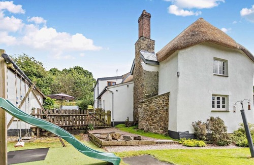 Broadwoodkelly Cottage | 6 Bed in Winkleigh (oc-furfa)
