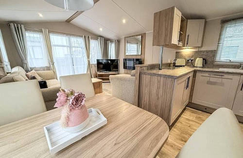 Pakefield House | 6 berth caravan with part sea views and Wifi, by the beach ref 68016BS
