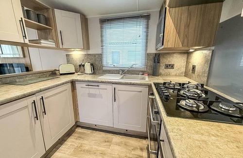 Pakefield House | 6 berth caravan with part sea views and Wifi, by the beach ref 68016BS