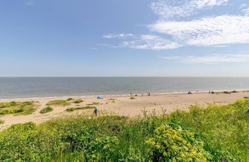 Pakefield House | 6 berth caravan with part sea views and Wifi, by the beach ref 68016BS