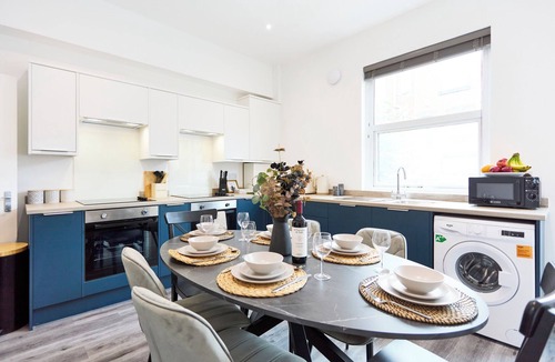 Leeds House | 6BR 3BTH Contractor/crew/groups near Kirkstall road A65 Leeds