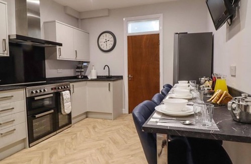 South Shore House | 7-bed Beachside Retreat - Sleeps 14 & Pet Friendly