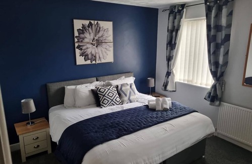 South Shore House | 7-bed Beachside Retreat - Sleeps 14 & Pet Friendly