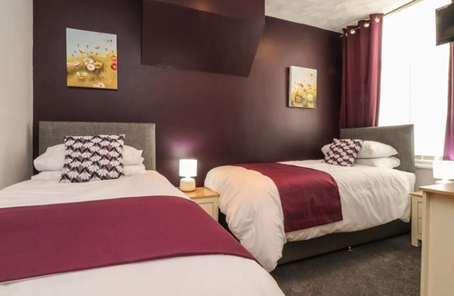 South Shore House | 7-bed Beachside Retreat - Sleeps 14 & Pet Friendly