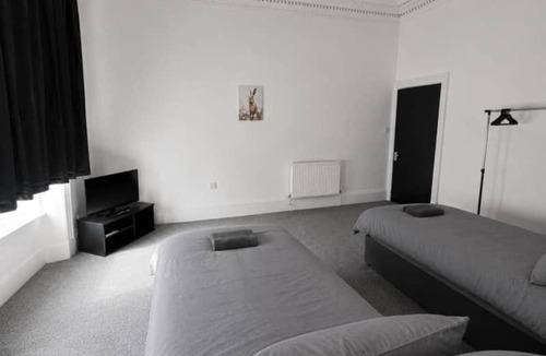Glasgow Apartment | 7 Bed, Free Parking, Centrally Located