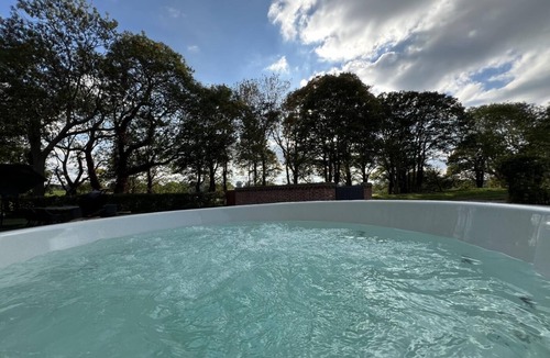 Beccles Cottage | 7 Bed in Ellough (oc-g33283)